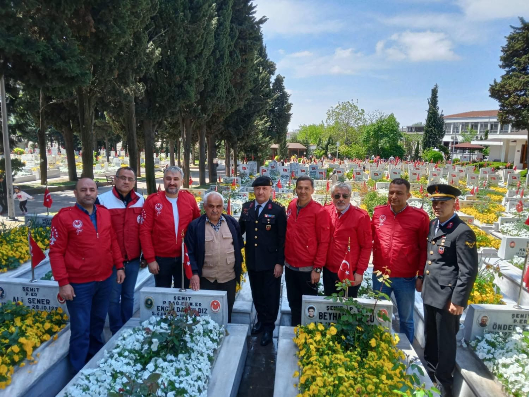 Türkiye Gaziler Ve Şehit Aileleri Vakfı Istanbul Şubesi’nden Edirnekapı Şehitliği Ziyaretleri