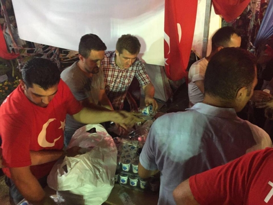 Vakfımızın Demokrasi Çadırında Her Gece Halkımıza Yiyecek Ve İçecek İkramı Yapıyoruz.