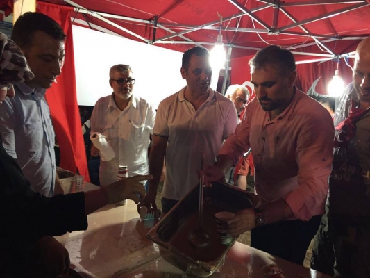 Vakfımızın Demokrasi Çadırında Her Gece Halkımıza Yiyecek Ve İçecek İkramı Yapıyoruz.