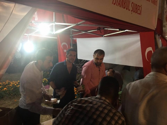 Vakfımızın Demokrasi Çadırında Her Gece Halkımıza Yiyecek Ve İçecek İkramı Yapıyoruz.