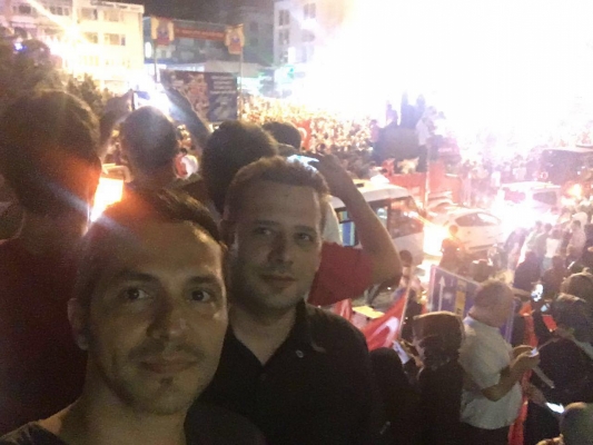 Demokrasi İçin Meydanlardayız