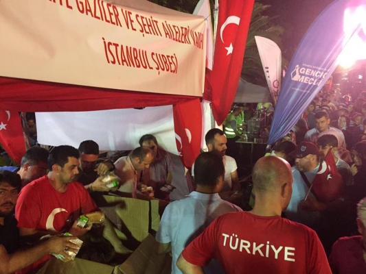 Vakfımızın Demokrasi Çadırında Her Gece Halkımıza Yiyecek Ve İçecek İkramı Yapıyoruz.