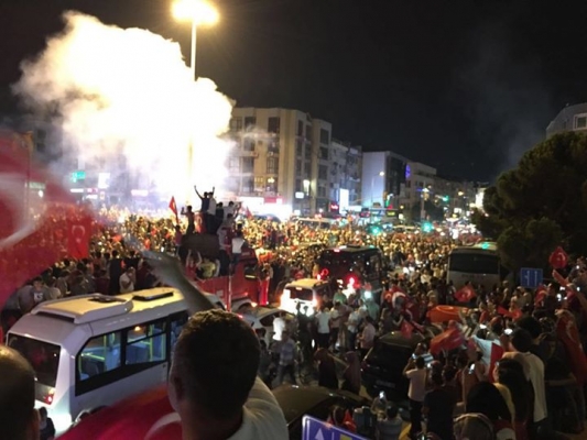 Demokrasi İçin Meydanlardayız